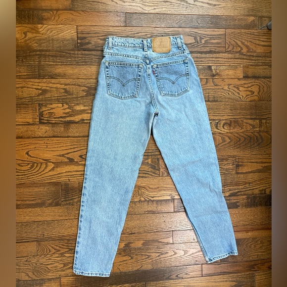 Levi’s size 26/27 size 4 medium wash vintage 550 Relaxed leg tapered jeans - Picture 2 of 10